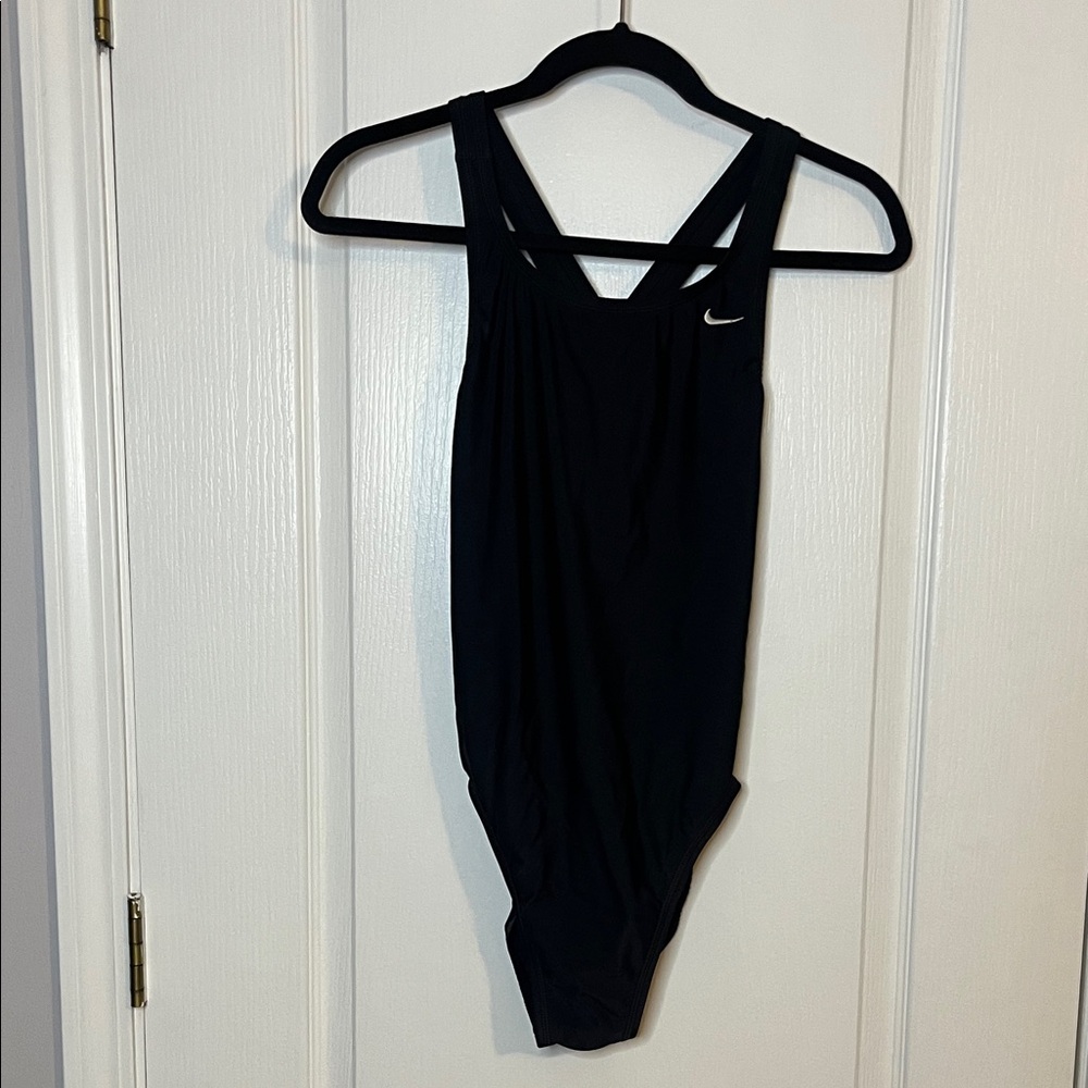 Nike Women’s Fastback Swimsuit - Picture 3 of 8